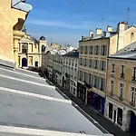 Au Pied Du Chateau