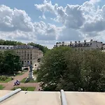 Au Pied Du Chateau *