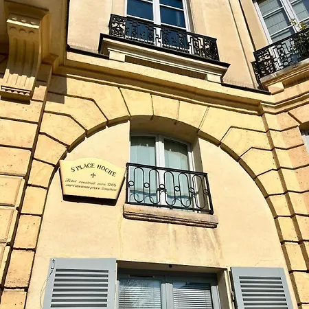 Au Pied Du Chateau