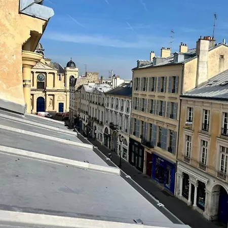 Au Pied Du Chateau