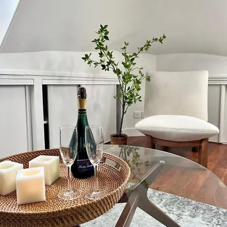 Au Pied Du Chateau
