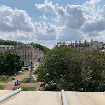 Au Pied Du Chateau *